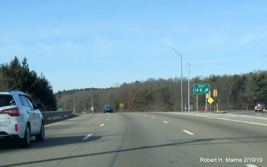 Image of recently installed gore sign for I-495 North exit on MA 24 North in Bridgewater