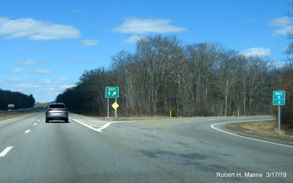 Image of new gore sign for US 6 exit on MA 24 North in Fall River