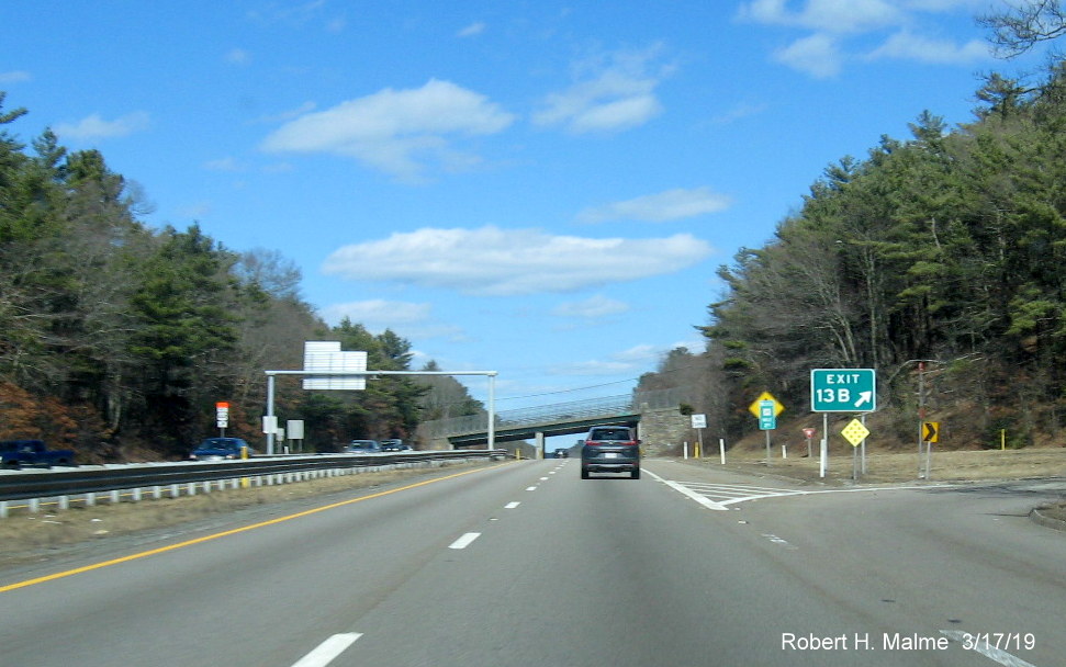 Image of newly placed (?) gore sign for US 44 West exit on MA 24 North in Raynham