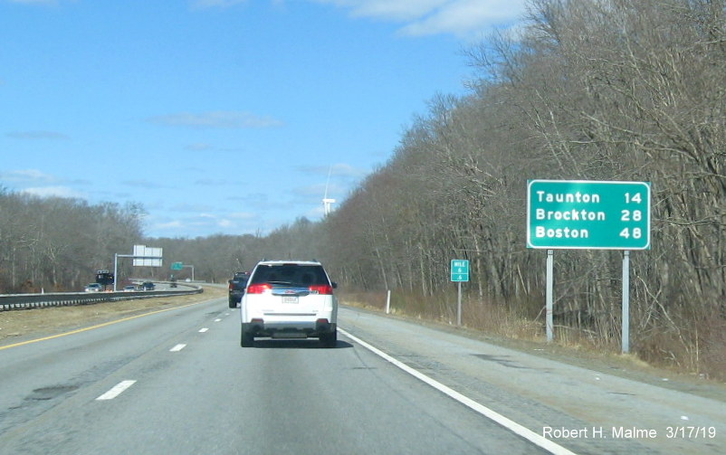 Image of recently installed post-interchange distance sign on MA 24 North in Fall River