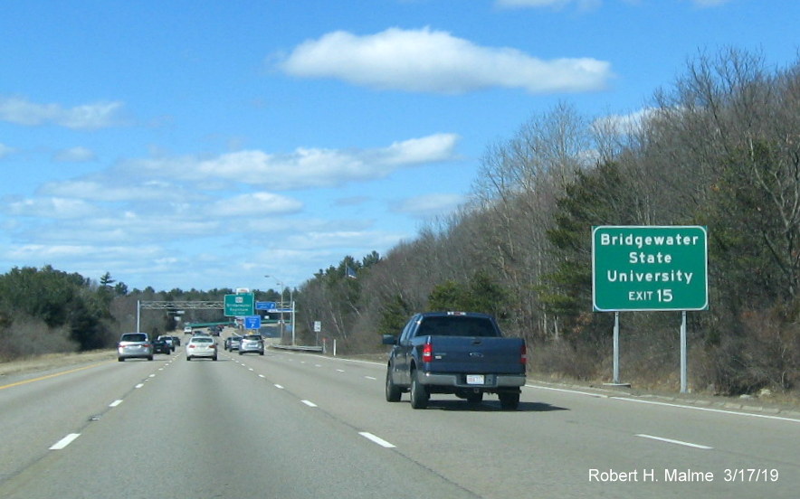 Image of newly placed auxiliary sign for Bridgewater State College for MA 104 exit on MA 24 North in Bridgewater