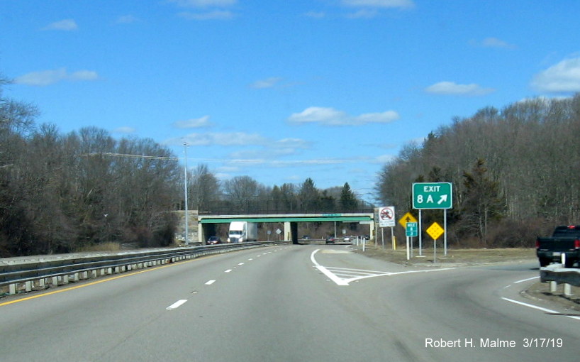 Image of newly installed gore sign for North Main St/Airport Rd exit on MA 24 North in Fall River