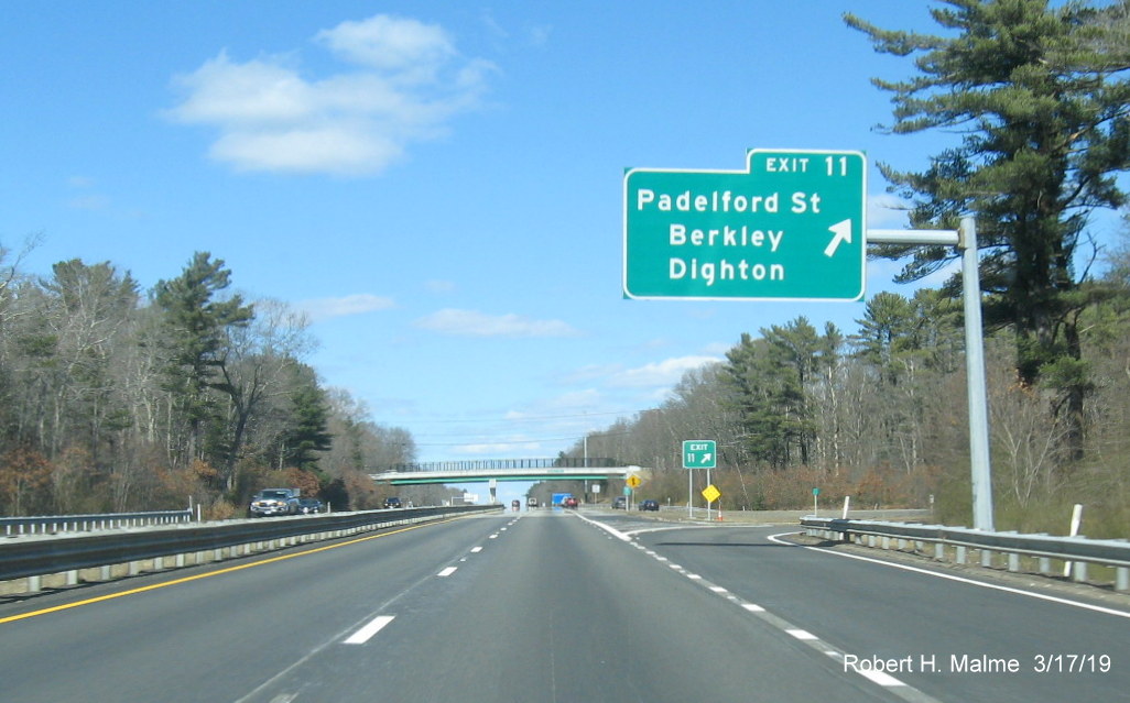 Image of new gore sign behind existing ramp sign for Padelford Street exit in Berkley