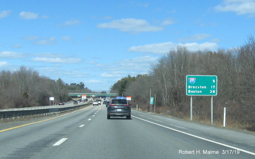 Image of new post-interchange distance sign on MA 24 in Taunton with I-495 shield