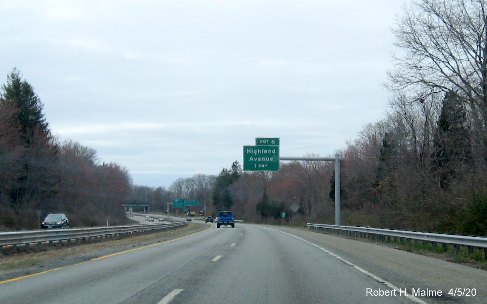 Image of recently placed 1-mile advance overhead sign for Highland Avenue on MA 24 South in Fall River, taken in April 2020