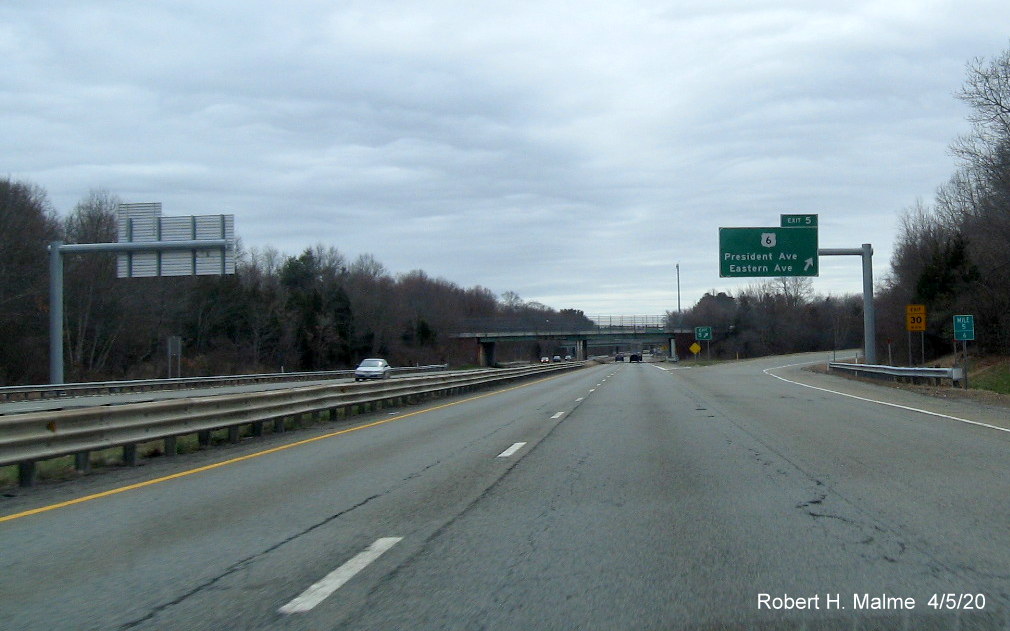 Image of recently placed overhead ramp sign for US 6 exit on MA 24 South in Fall River, taken in April 2020