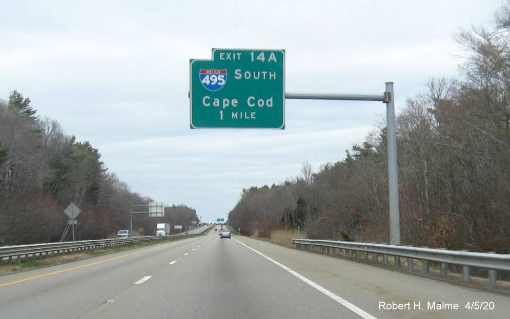 Image of current 1-mile advance overhead sign with button copy shield for I-495 South exit on MA 24 North in Raynham, taken in April 2020