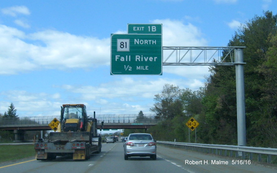 Image of 1/2 Mile advance overhead sign for MA 81 North exit on MA 24 South in Fall River