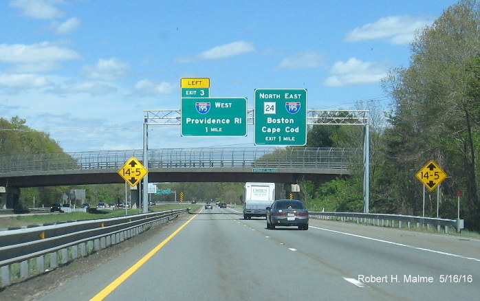 Image of 1-mile advance overhead signs for I-195 exits on MA 24 North in Fall River