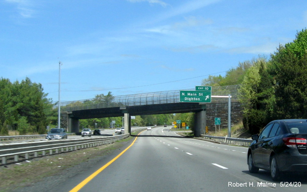 Image of recently placed overhead ramp sign for North Main Street exit on MA 24 North in Berkley