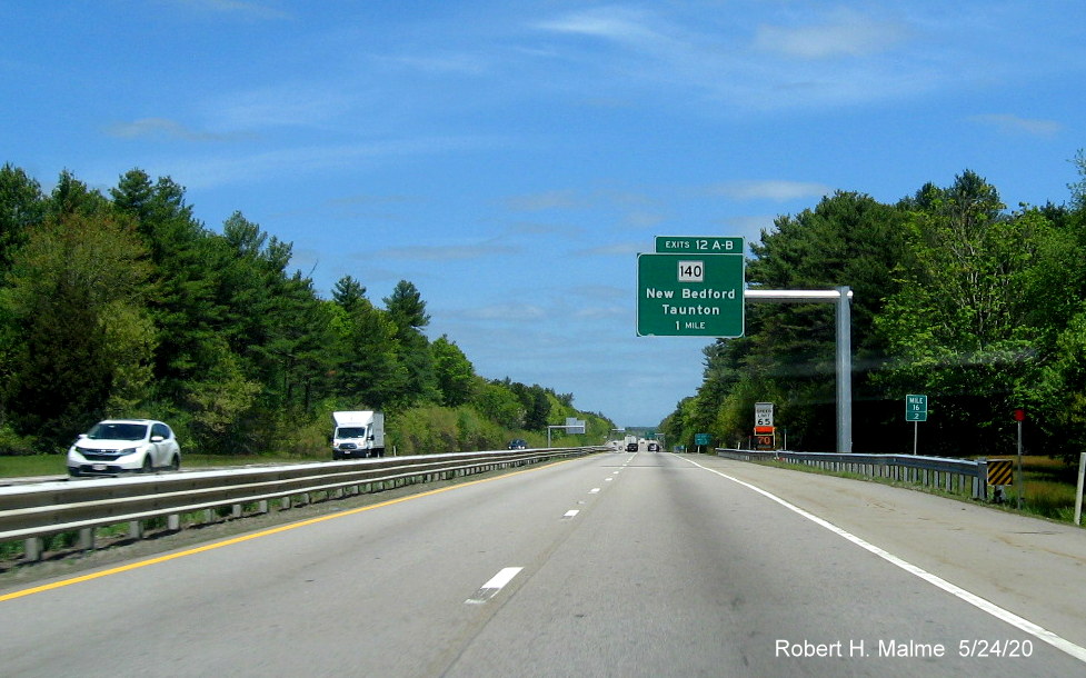 Image of recently placed 1-mile advance overhead sign for MA 140 exit on MA 24 North in Taunton