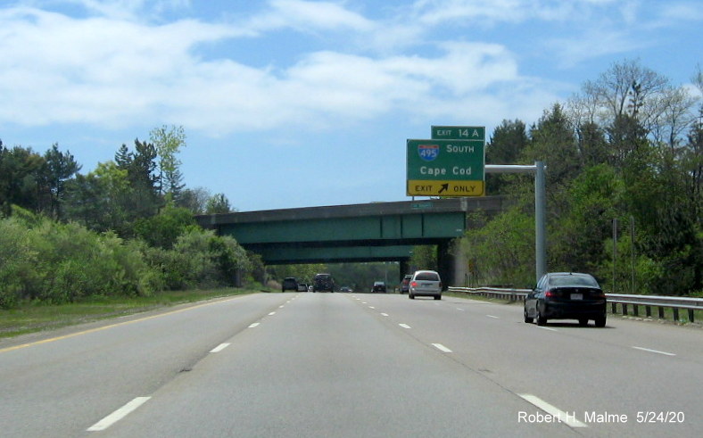 Image of recently placed overhead ramp sign for I-495 South exit on MA 24 South in Bridgewater