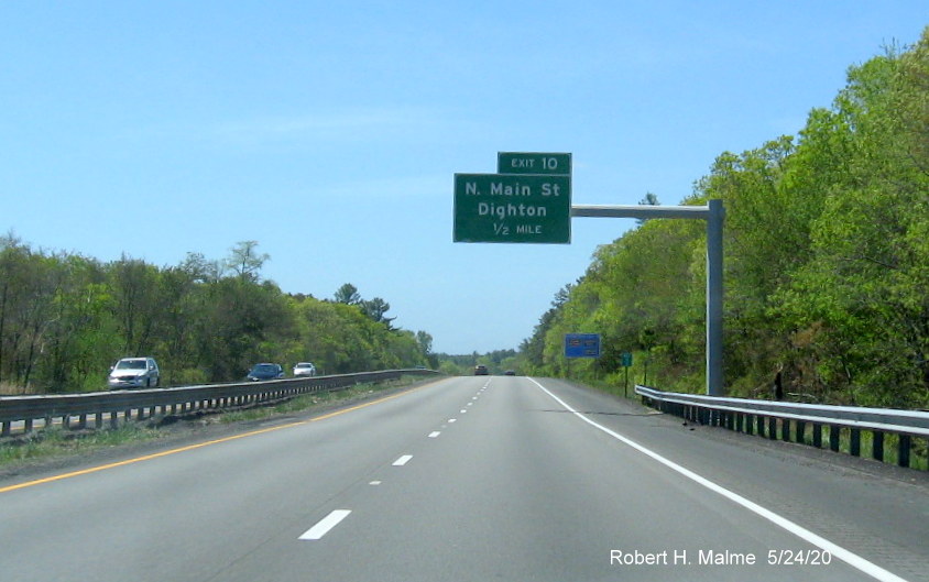 Image of recently placed 1/2 mile advance overhead sign for North Main Street on MA 24 South in Berkley