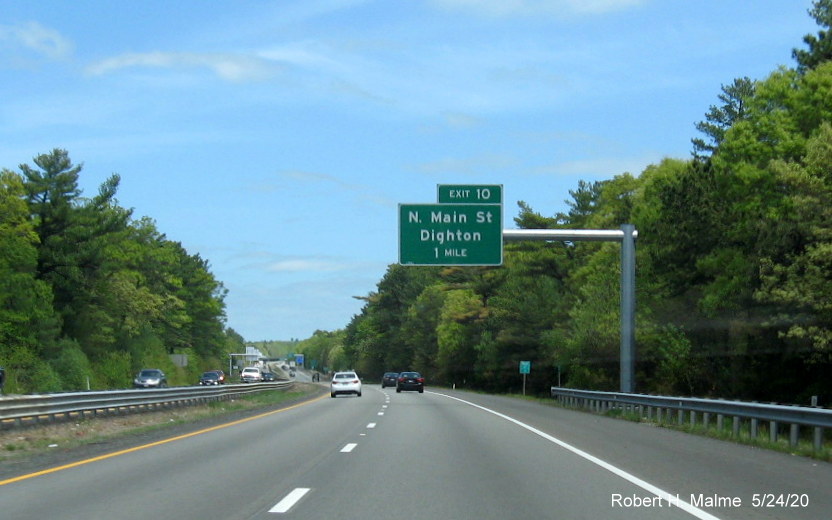Image of recently placed 1-mile advance overhead sign for North Main Street exit on MA 24 North in Berkley