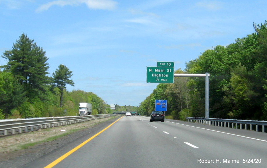 Image of recently placed 1/2 mile advance overhead sign for No. Main Street exit on MA 24 North in Berkley