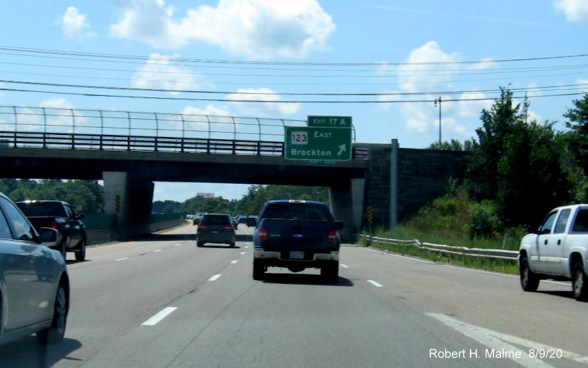 Image of recently placed overhead ramp sign for MA 123 East exit on MA 24 South in Brockton, August 2020