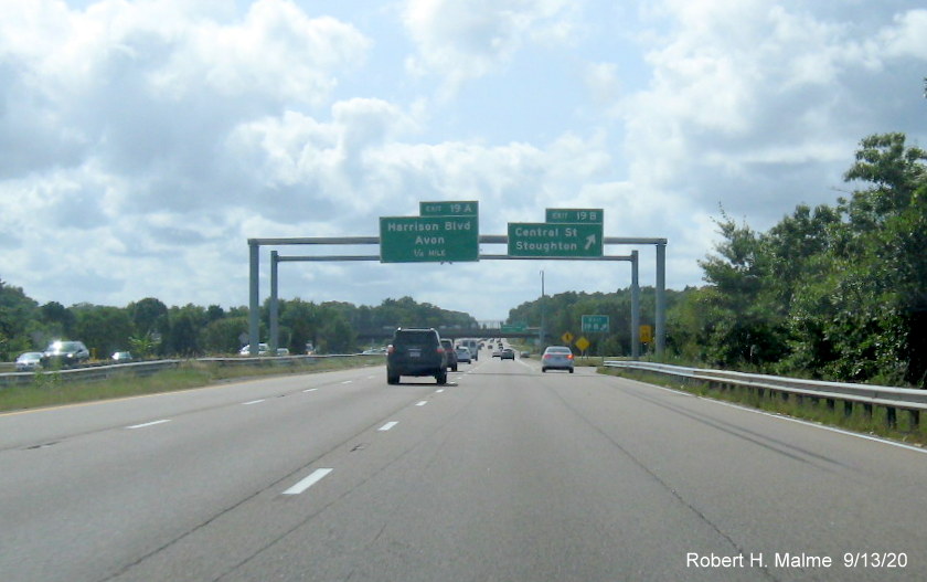 Image of newly placed overhead signage at ramp to Central Street on MA 24 South in Avon, September 2020