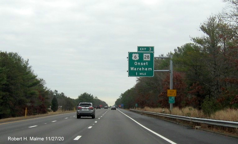 Image of 1-mile advance sign for US 6/MA 28 exit with new milepost based exit number and yellow old exit sign on support post on MA 25 East in Wareham, November 2020