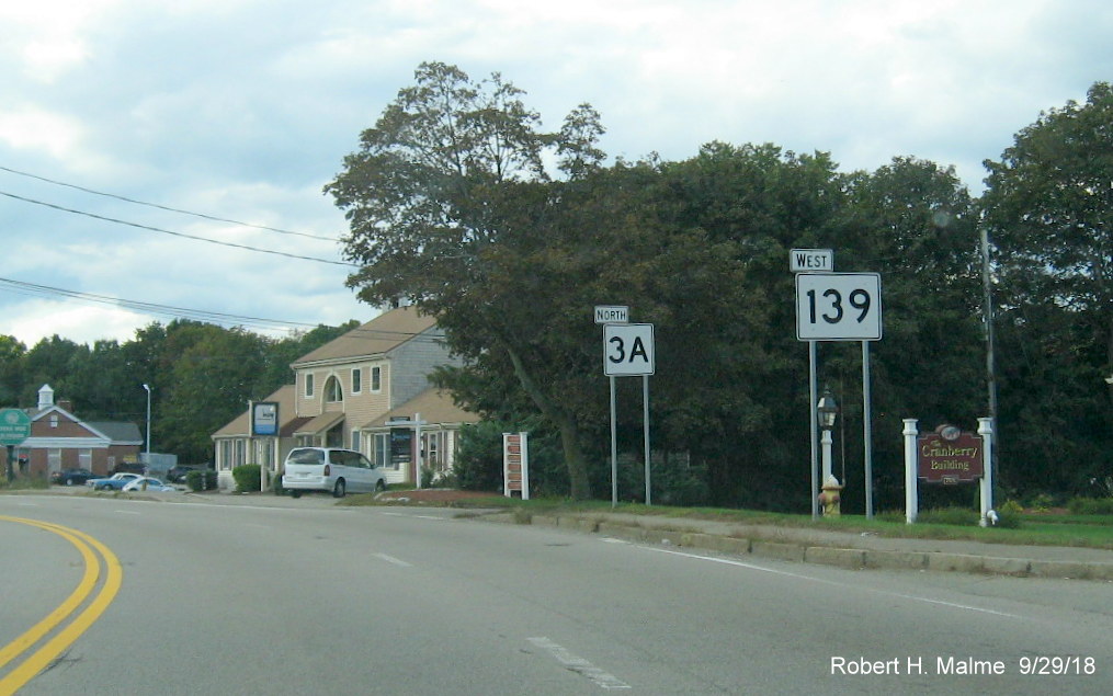 Image of separate reassurance markers for MA 139 West and MA 3A North along concurrent stretch in Marshfield