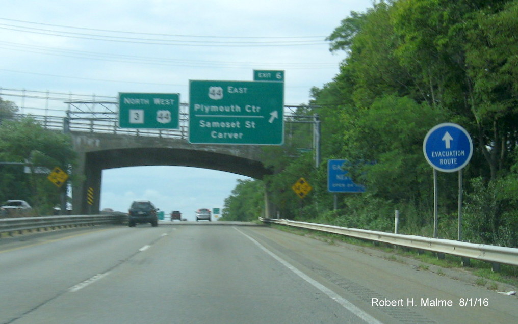 Image of overhead pullthrough sign for MA 3/US 44 concurrency on MA 3 North in Plymouth