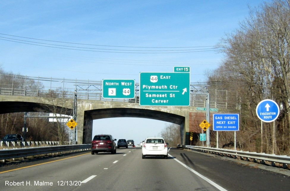 Image of overhead signs approaching the US 44 East/Samoset Street exit with new milepost based exit number on MA 3 North in Plymouth, December 2020