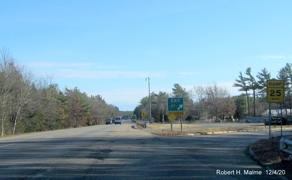 Image of gore sign for MA 139 exit with new (and very small) milepost based exit number and yellow old exit number ab below on MA 3 South in Marshfield, December 2020