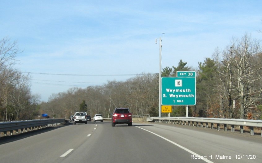 1-Mile advance sign for MA 18 exit with new milepost based exit number and yellow old exit number sign on left support post on MA 3 North in Weymouth, December 2020
