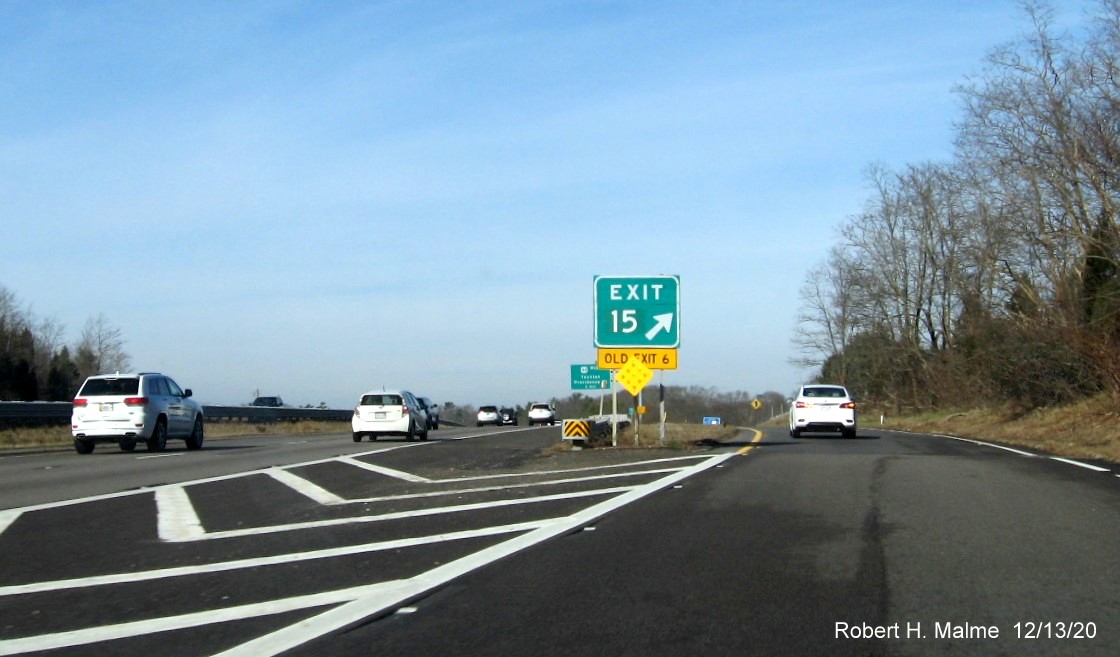 Image of gore sign for US 44 East/Samoset Street exit with new milepost based exit number and yellow old exit number tab below on MA 3 North in Plymouth, December 2020