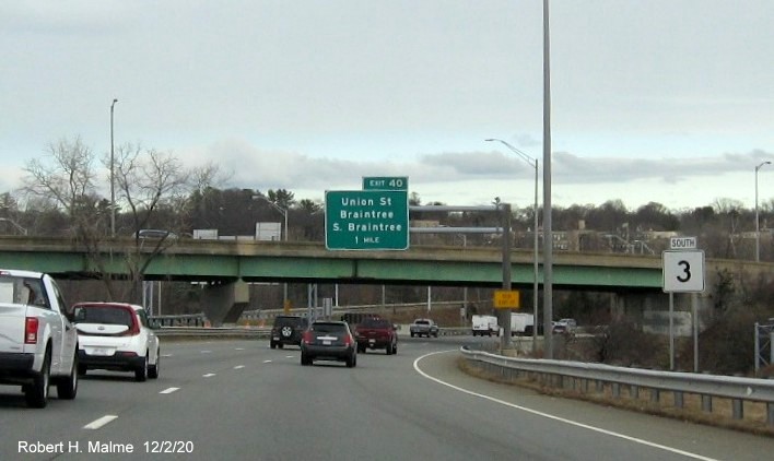 Image of 1-mile advance sign for Union Street exit with new milepost exit number and yellow old exit number
                                     sign on MA 3 South in Braintree, December 2020