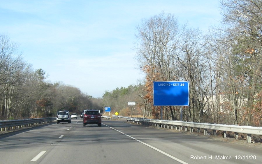 Image of blank blue Lodging Services sign on MA 3 North in Weymouth with new milepost based exit number, December 2020