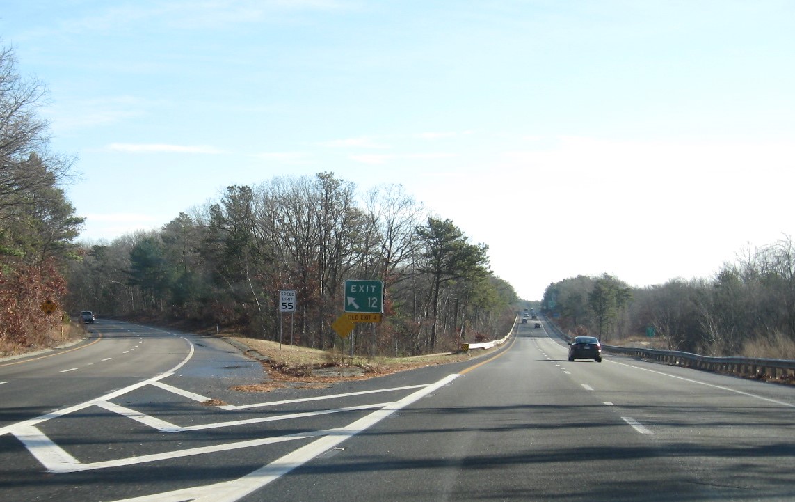 Image of gore sign for Plimoth Plantation Highway exit with new milepost based exit number and yellow old exit number tab below on MA 3 South in Plymouth, December 2020