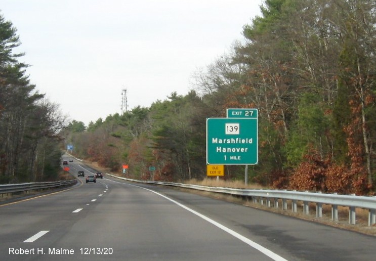 Image of 1-mile advance ground mounted sign for MA 139 exit with new milepost based exit number and yellow old exit number sign on left support post on MA 3 North in Marshfield, December 2020