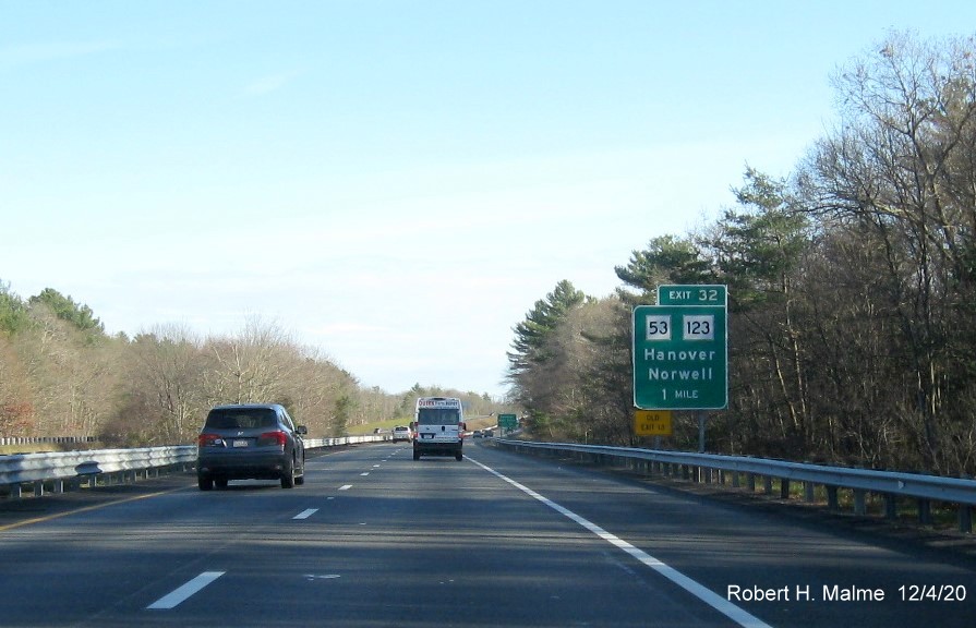Image of 1-mile advance ground mounted sign for MA 53 123 exit with new milepost based exit number and yellow old exit number sign on left support post on MA 3 South in Norwell, December 2020