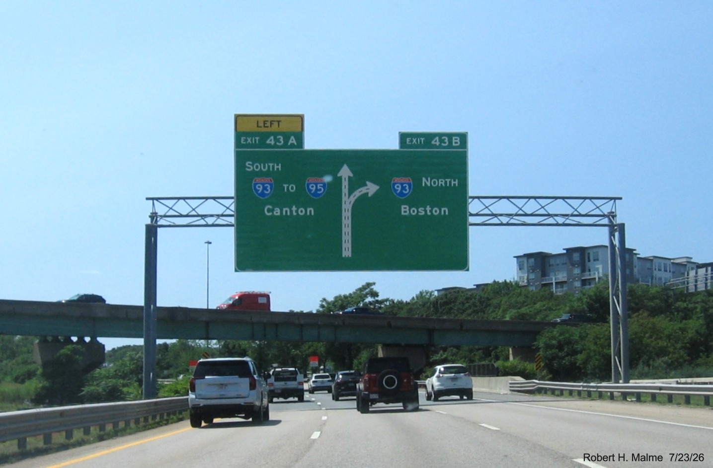 Image of new overhead 1/2 Mile diagrammatic advance sign for the I-93/US 1 exits in Braintree, 
	July 2026