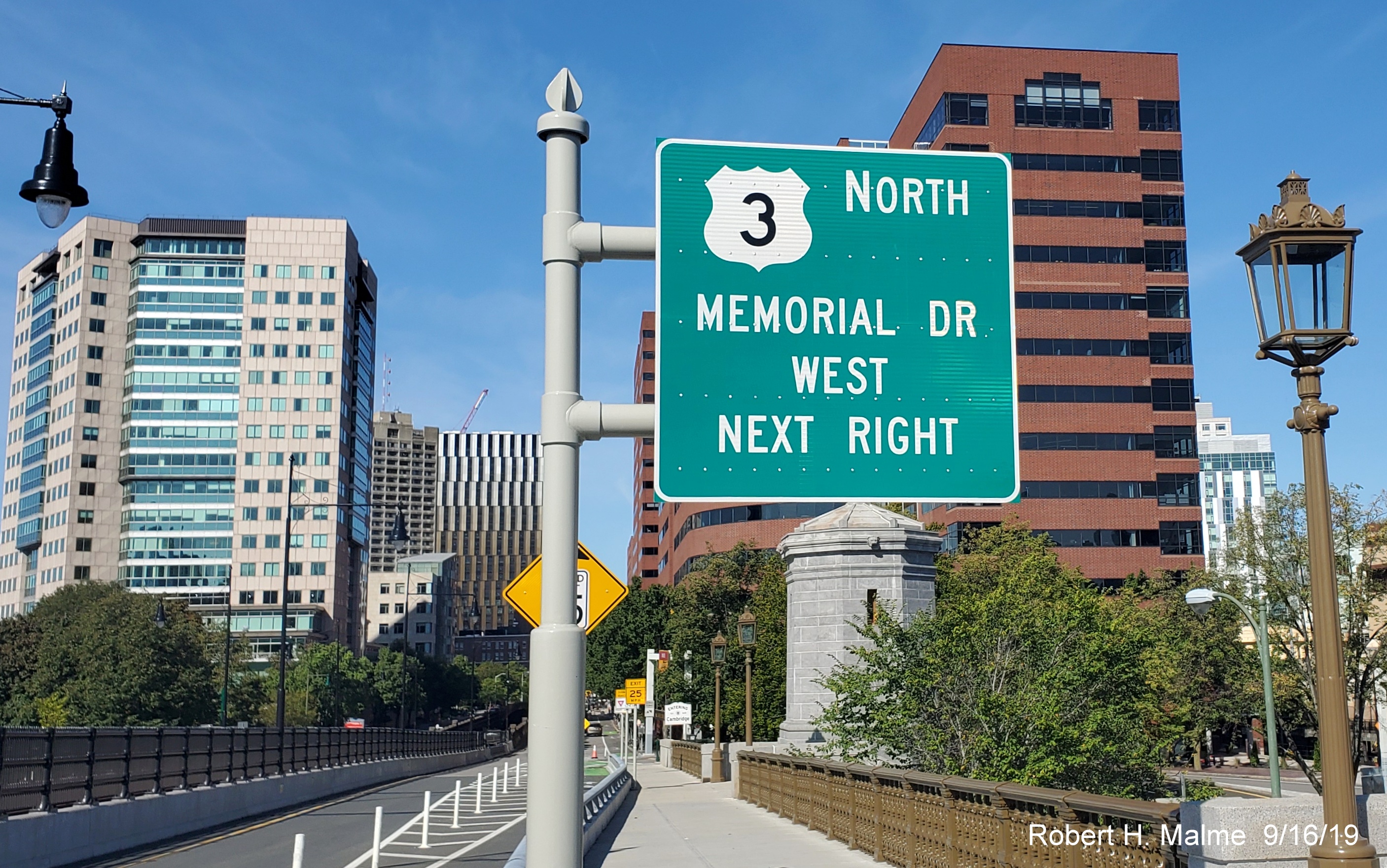 Image of newly placed guide sign on Longfellow Bridge with US 3 shield instead of MA 3 shield at ramp to Memorial Drive West