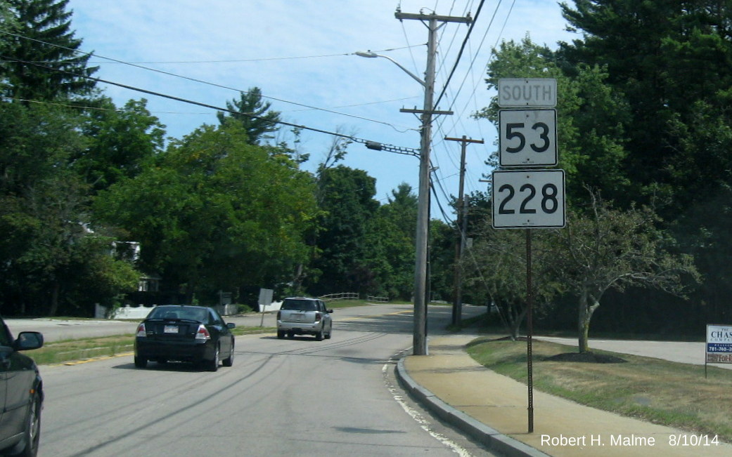 Image of M 53/MA 228 South signage on Whiting Street in Hingham