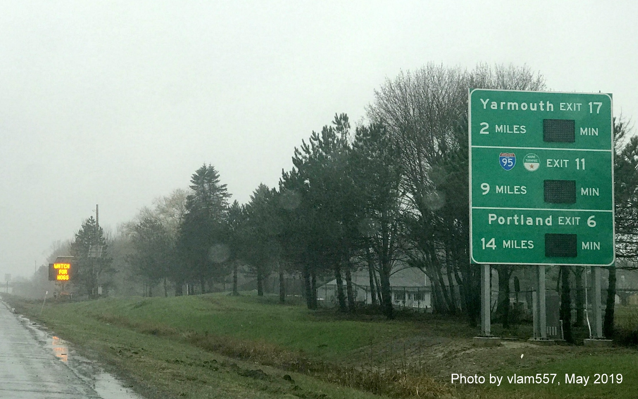 Image of newly installed travel time sign on I-295 South near Freeport