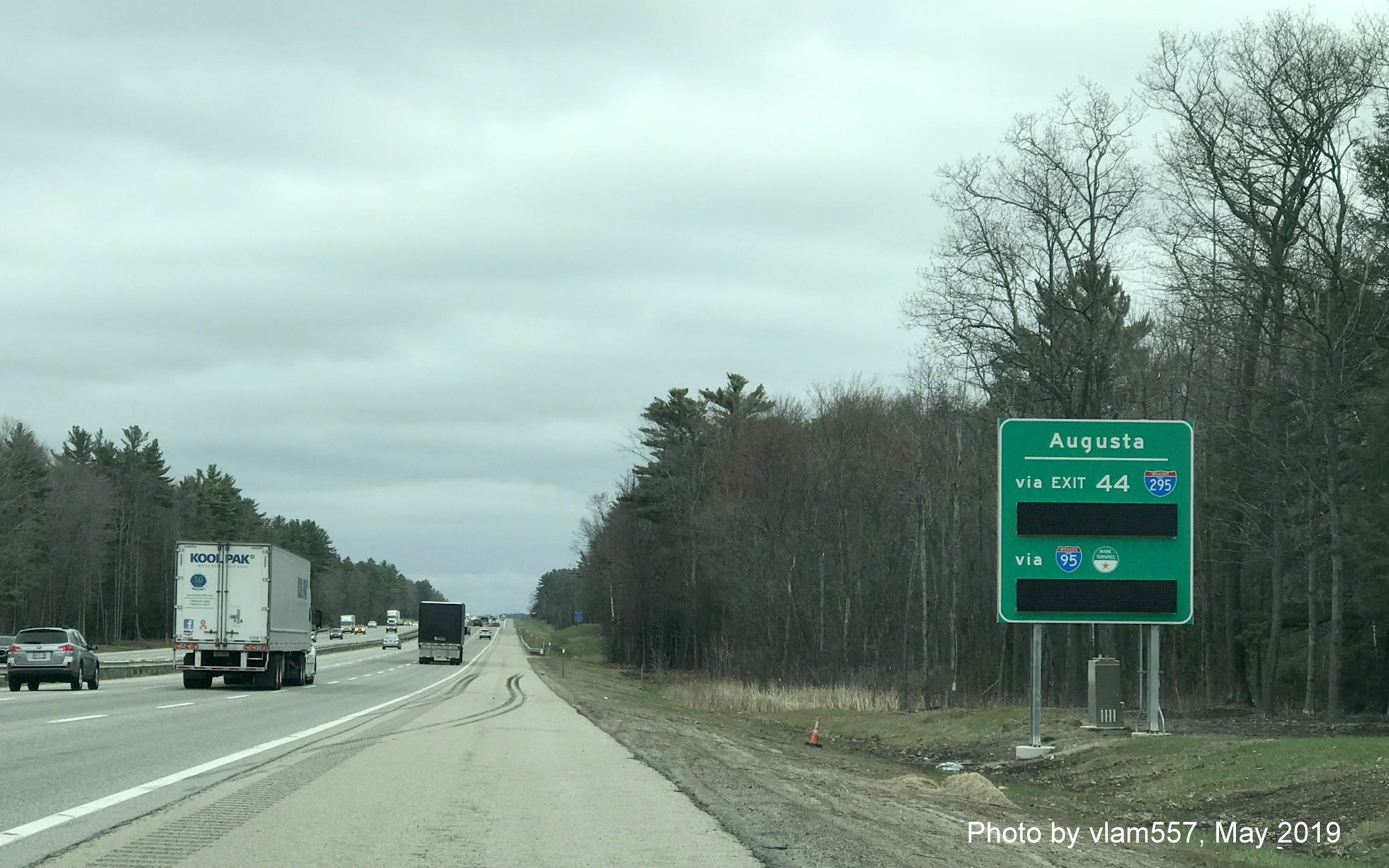Image of newly installed travel time sign to Augusta on I-95 North/Maine Turnpike after I-195 Saco exit, by vlam557