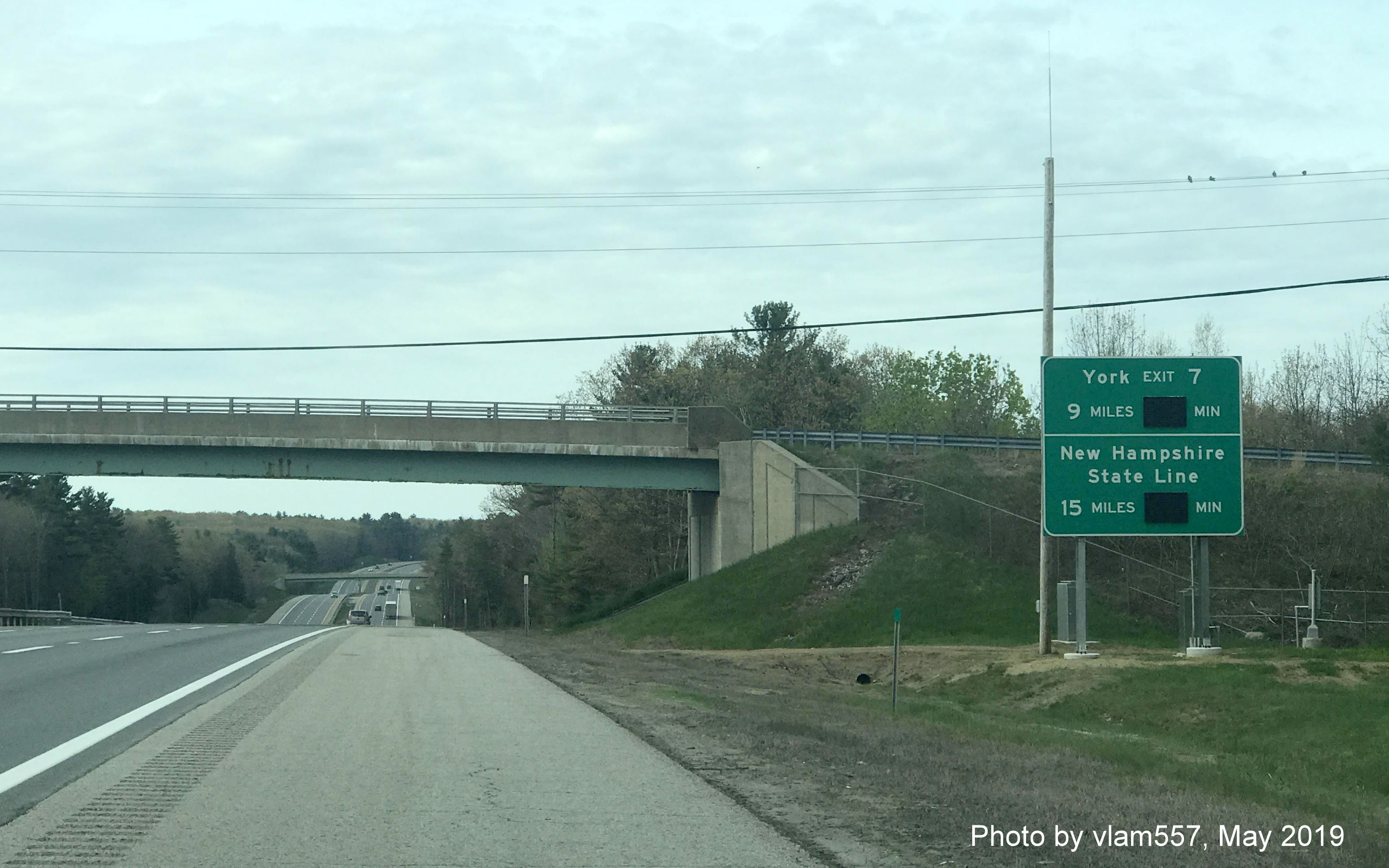 Image of recently placed travel time information sign on I-95/Maine Turnpike South after Exit 19, by vlam557