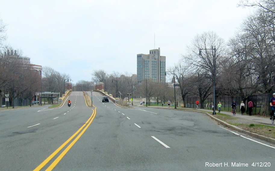 Image of intersection of Memorial Drive West and ramp to BU Bridge/MA 2 East with no guide signage, April 2020