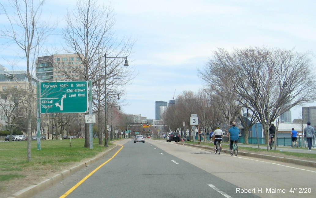 Image of DCR guide sign approaching ramp to Longfellow Bridge and Central Square on MA 3 South/Memorial Drive East, no route signage present in April 2020