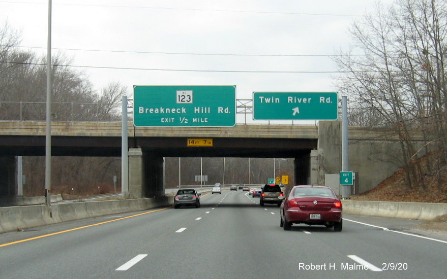 Image of new Exit 4 sign added to support post for Twin River Road exit on RI 146 in Lincoln