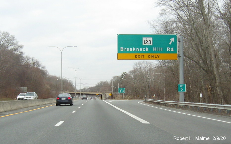 Image of new milepost based exit number 5 sign on support post for RI 123 exit on RI 146 North in Lincoln