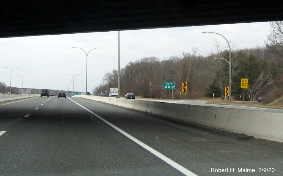 Image of recently placed milepost based gore sign for I-295 South exit on RI 146 North in Lincoln