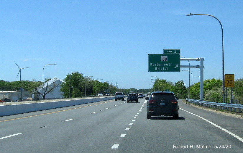 Image of newly placed overhead ramp sign for RI 138 South exit on RI 24 South in Portsmouth, taken in May 2020
