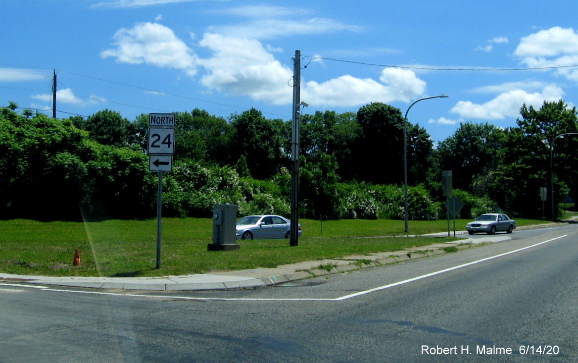 Image of RI 24 trailblazer using MA specs at on-ramp from RI 138 in Portsmouth, taken June 2020