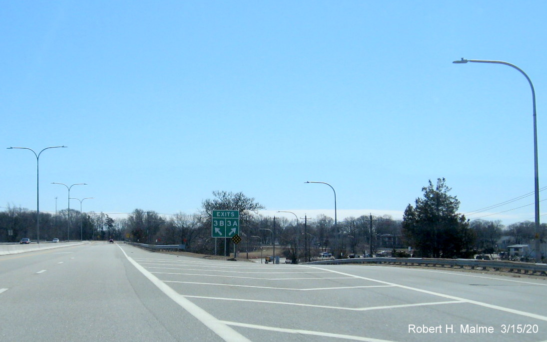 Image of new gore signs at split of US 1 ramps at end of RI 37 East in Cranston, without old exit tabs below, taken in March 2020