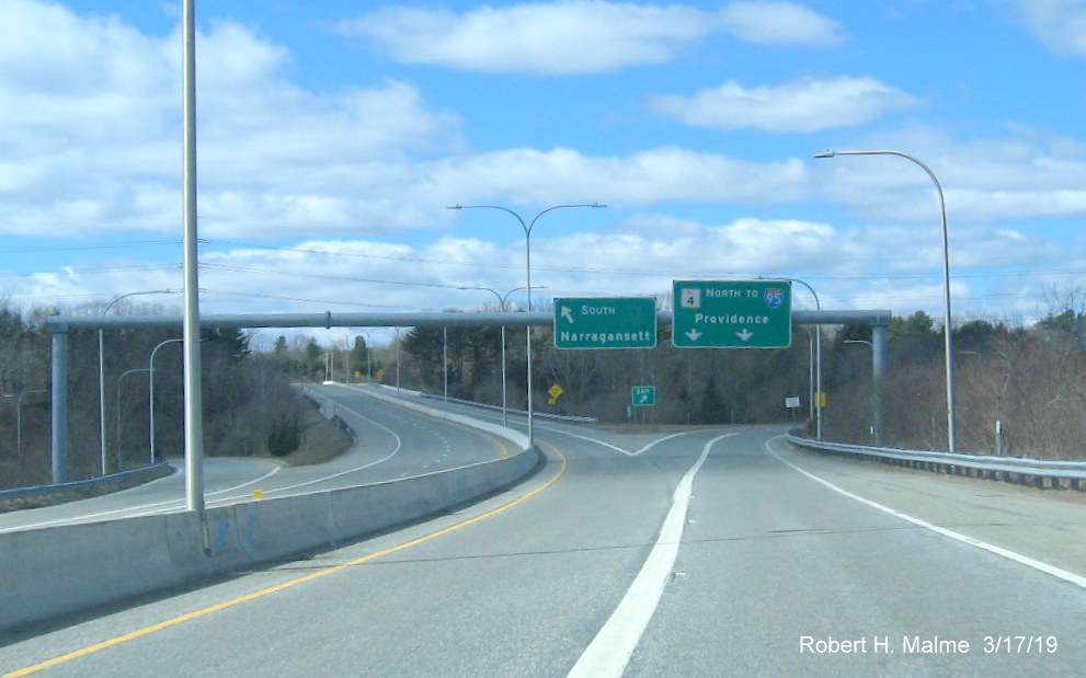 Image of overhead ramp signs at end of RI 403 West at RI 4, no RI 4 shield on southbound exit sign