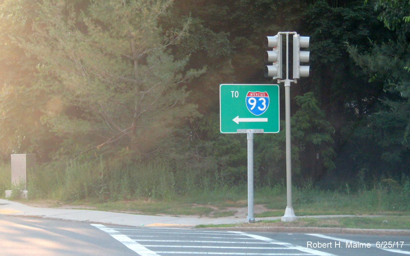 Image of revised guide sign at corner of Furnace Brook Pkwy and Adams St in Quincy with shield changed from MA 128 to I-93 in June 2017