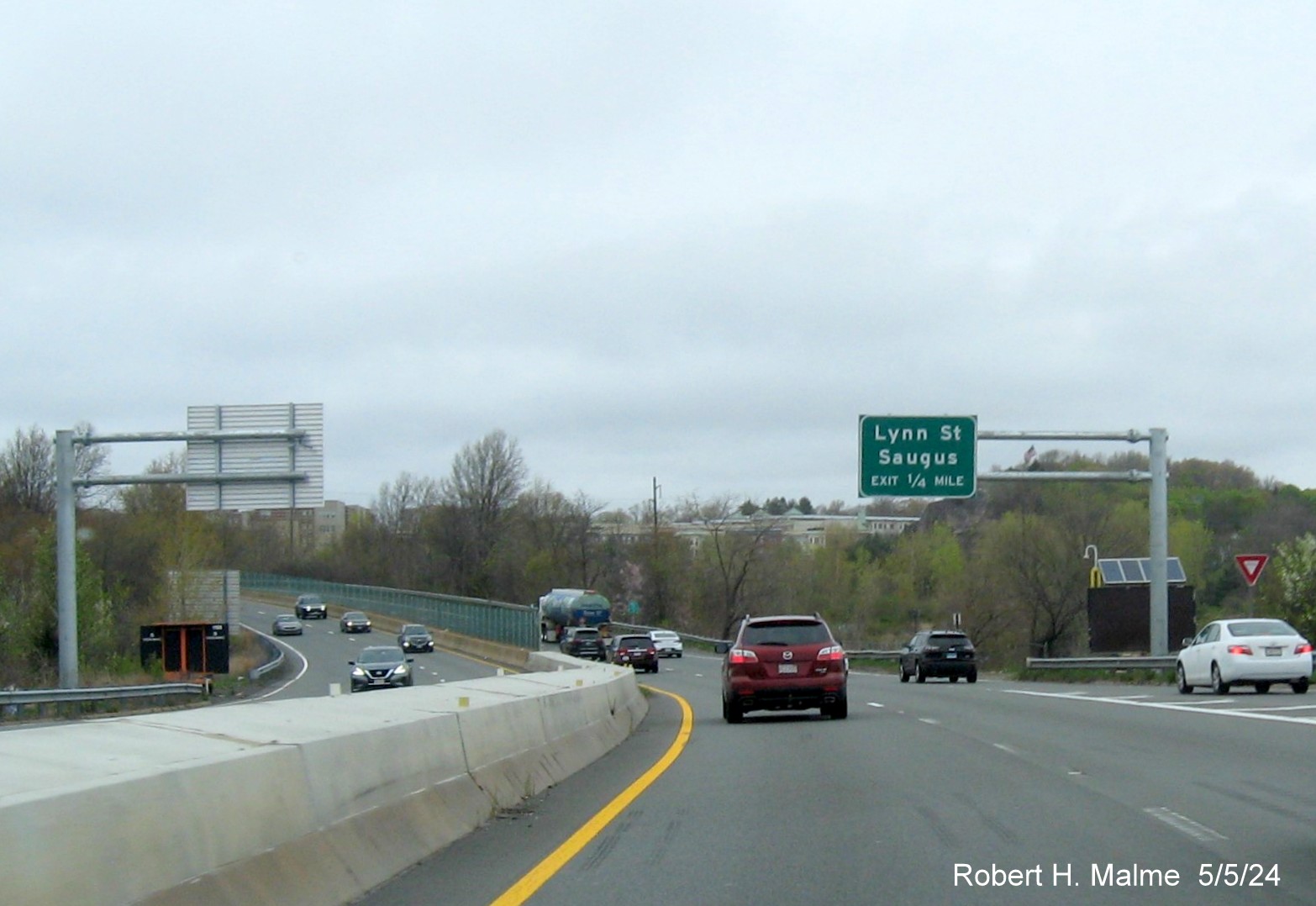 Image of 1/4 Mile advance overhead sign for Lynn Street exits on US 1 North in Revere, May 2024